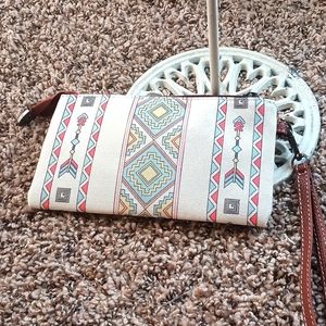 A new wristlet Aztec print